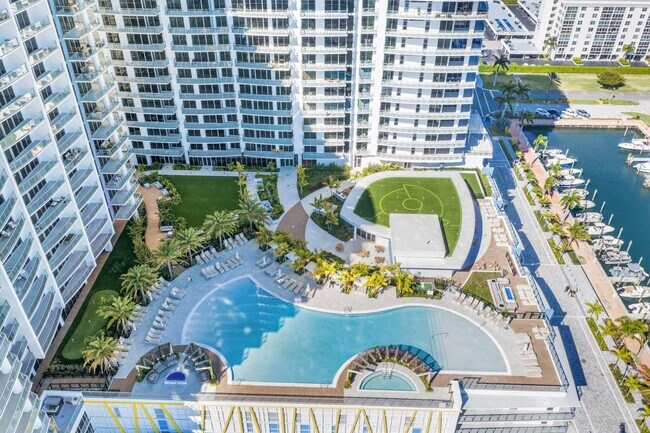 Building Photo - 220 Lake Shore Dr