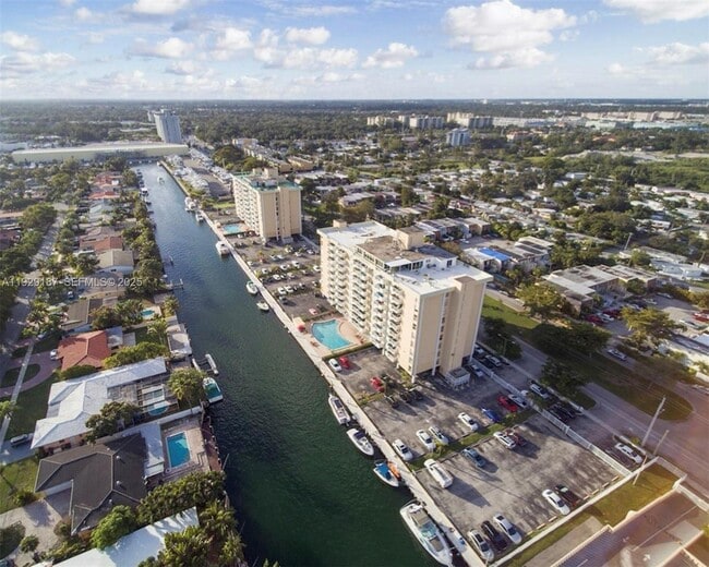 Building Photo - 2000 NE 135th St