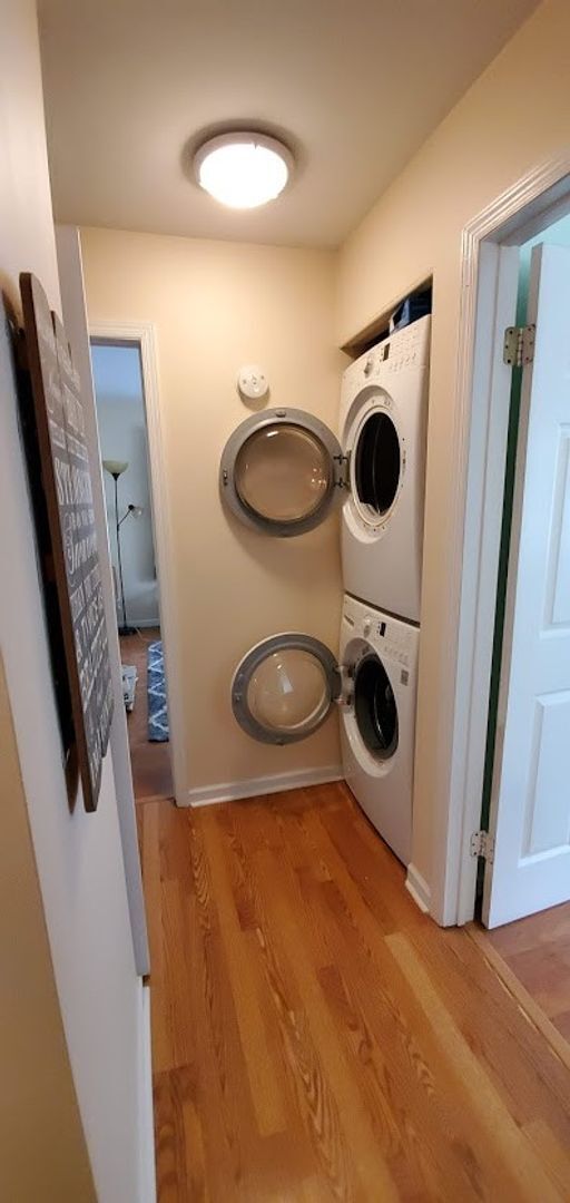 Building Photo - Centrally located, elegantly updated 2-bed...
