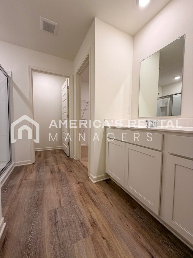 Building Photo - Available NOW! Spacious 5-Bedroom Single Level Home!