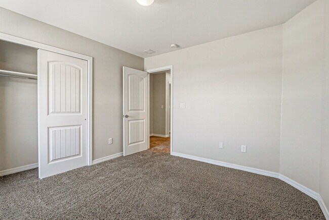 Building Photo - 629 La Entrada Cir