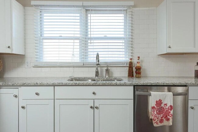 Building Photo - Cozy 2BR Home —1 minute from North Shore / Downtown