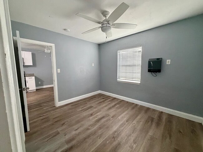 Building Photo - 401 S Mars Ave