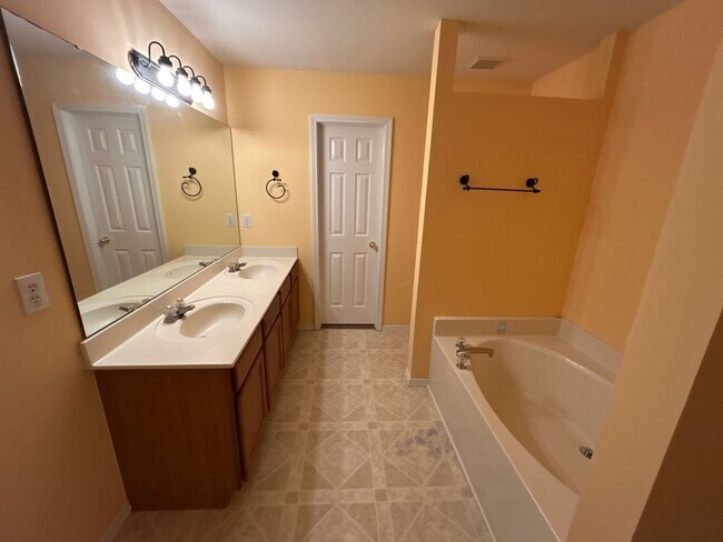 Building Photo - Spacious 3 Bed | 2.5 Bath House in Raleigh