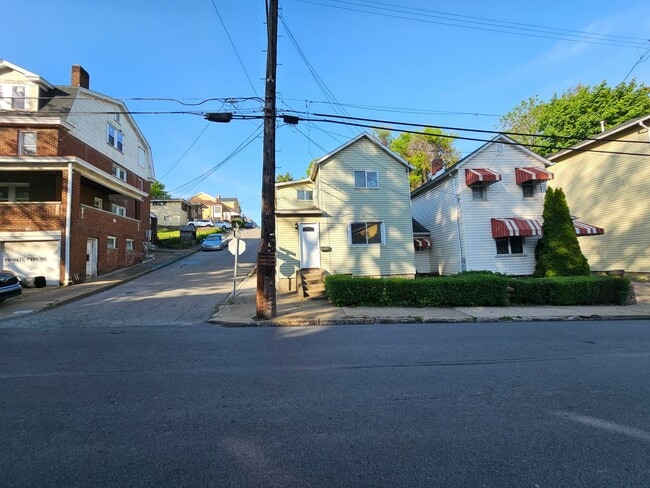 Building Photo - Spacious 2 bedroom 1 bath house for rent!