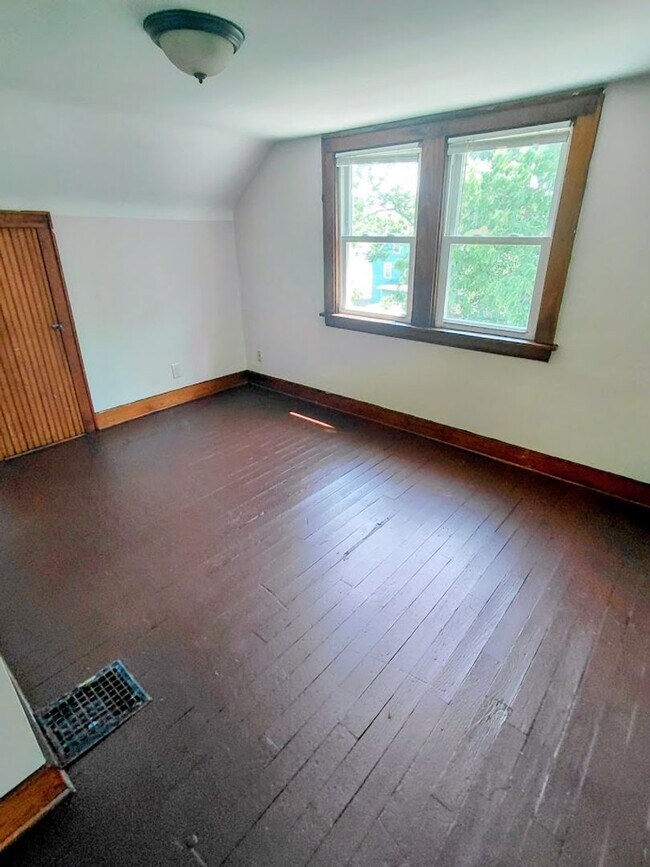 Building Photo - 98 E Mapledale Ave