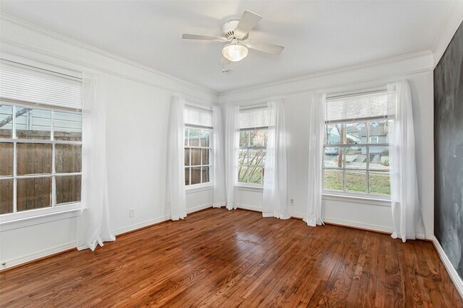 Building Photo - 8642 Daytonia Ave