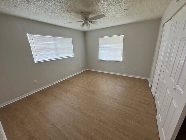 Building Photo - 3 Bedroom, 2 Bath Deltona Home Ready for I...