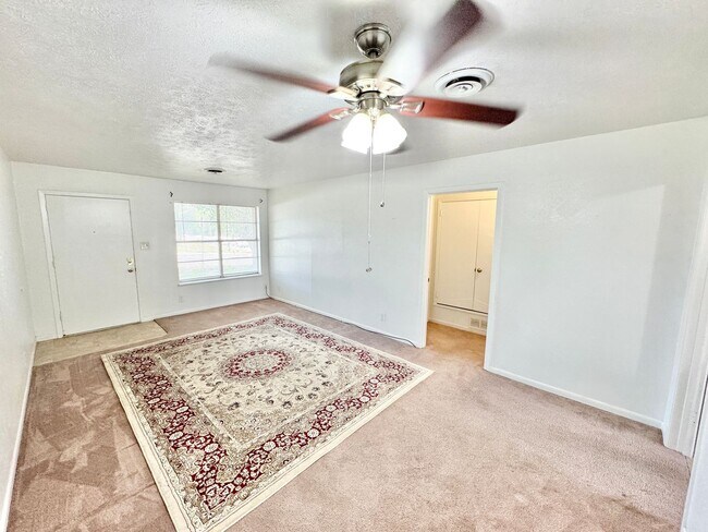 Building Photo - Charming 2 Bed 1 Bath Duplex - Walk to Sch...