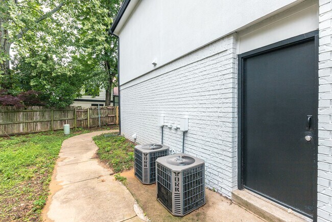 Building Photo - Newly Renovated 4 Bed / 3.5 Bath in Tulsa ...