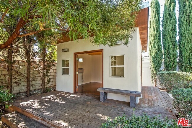 Building Photo - 411 Kings Rd