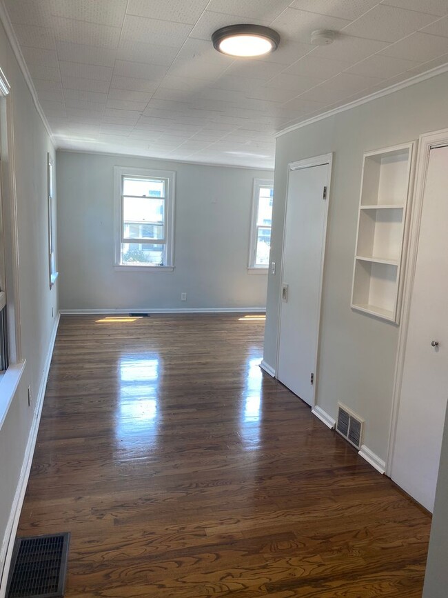 Building Photo - Cozy Single Bungalow right in the Wedge! A...