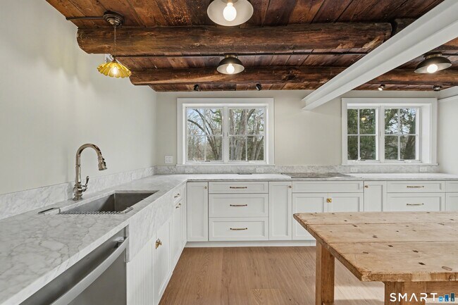 Building Photo - 42 Picketts Ridge Rd