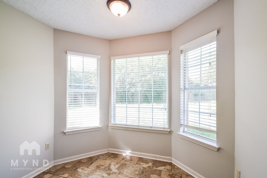 Building Photo - 6354 Amanda Oaks Cir N