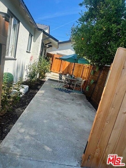 Building Photo - 17228 Vanowen St