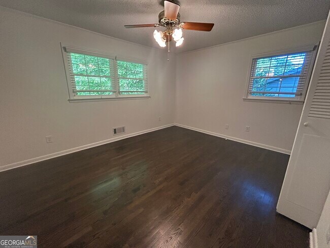 Building Photo - 729 Holly Dr