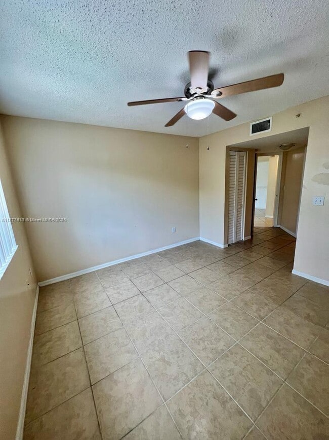 Building Photo - 400 Crestwood Ct N