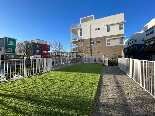 Building Photo - Stunning 3B/3BA 4-story Upgraded Home w/ P...