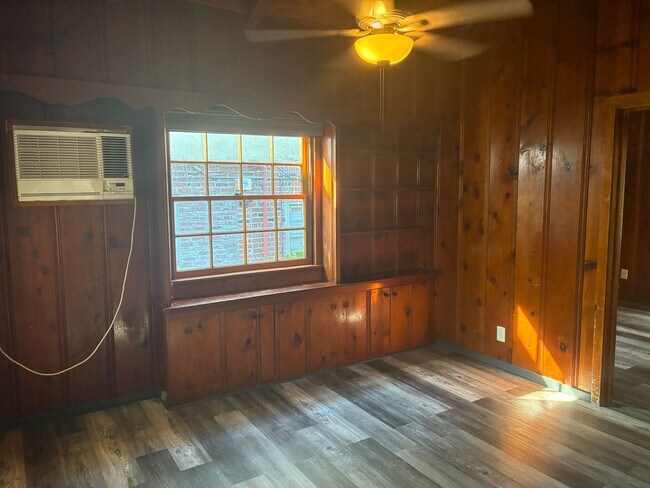 Building Photo - Charming Midtown Cottage - 1 bedroom/1 bath