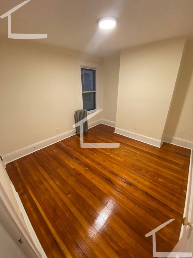 Building Photo - Avl April 1, 1/2 fee - Harvard Sq area 2BR...