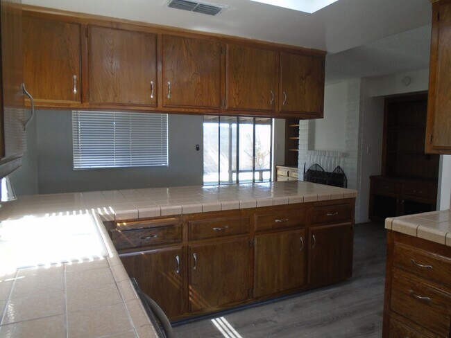 Building Photo - SW WITH OFFICE AND RV PARKING !!!!