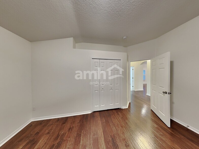 Building Photo - 879 Moonluster Dr