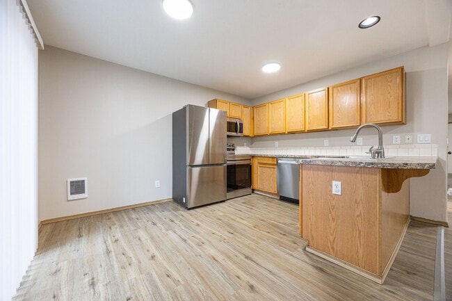 Building Photo - 4Bed/2.5 Bath available in SE Portland