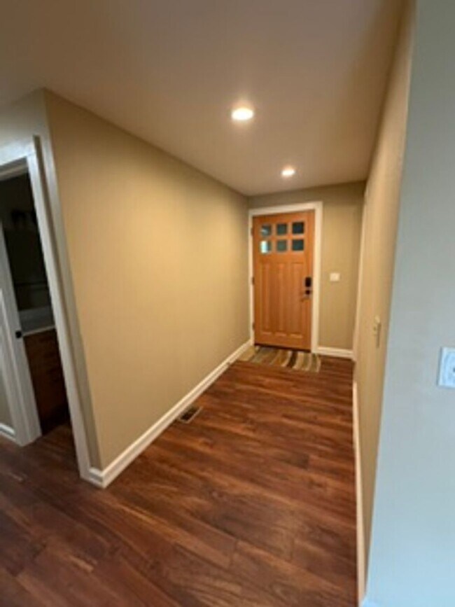 Building Photo - Charming, Spacious, Updated Home in Lake Oswego!