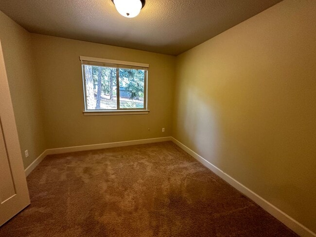 Building Photo - Beautiful 4-Bedroom Home in the Hills of W...