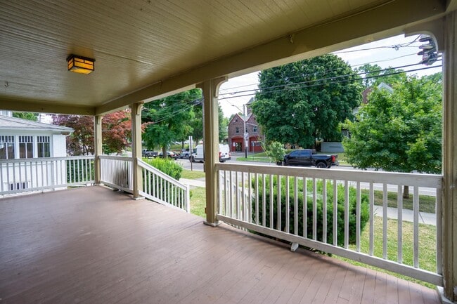 Building Photo - Spacious Single Family Home Available 8/1/26