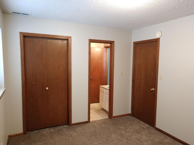 Building Photo - 4 Bedroom Apartment in Central MHK - Near ...