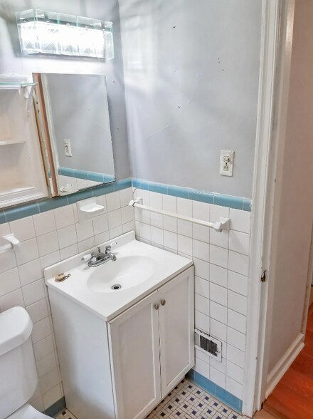 Building Photo - 451 Durand Dr NE