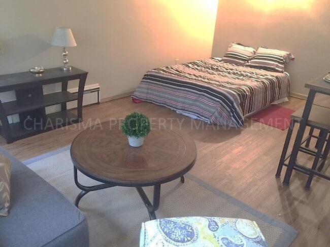 Building Photo - 700 S Summit Ave