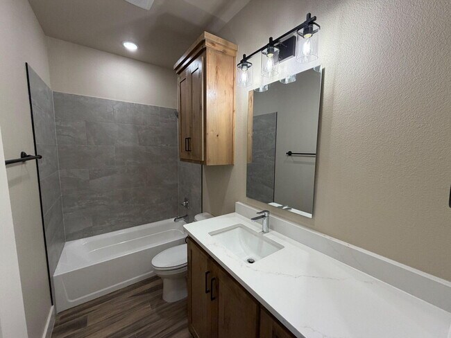 Building Photo - 406 Essex Ln