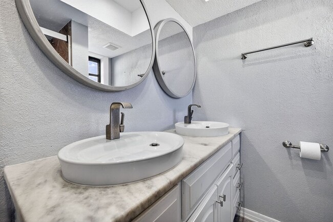 Building Photo - 2 Bedroom 2 Bath Condo with Community pool