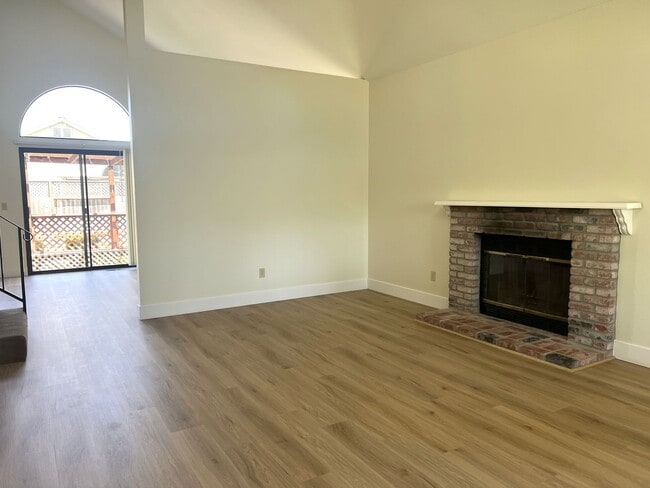 Building Photo - 1364 Magnolia Ave