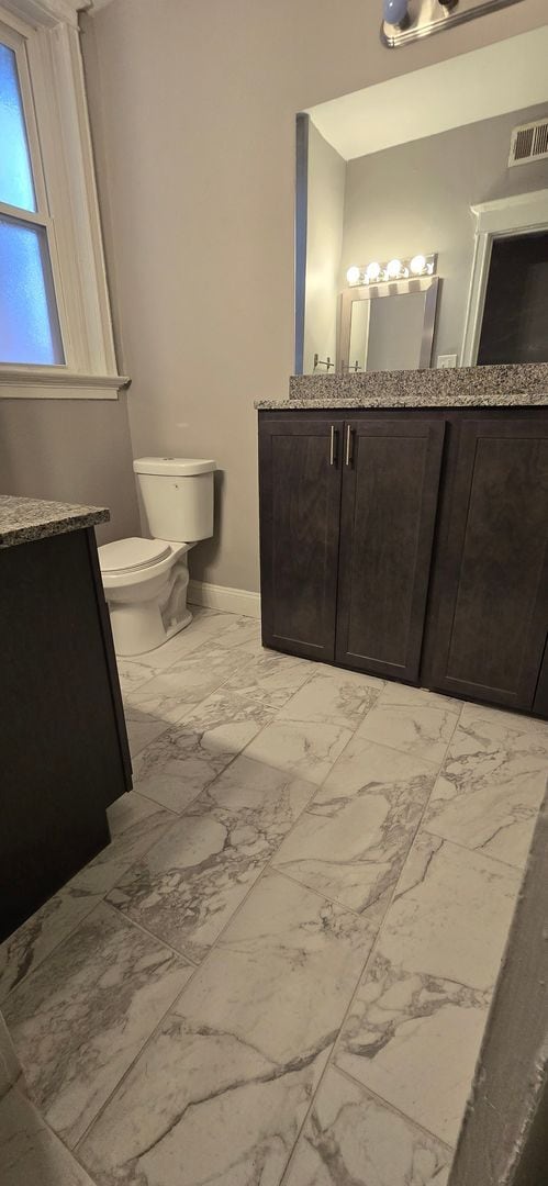 Building Photo - Spacious Two Bedroom Condo in the Barwick-Large Kitchen-Renovated Bathroom