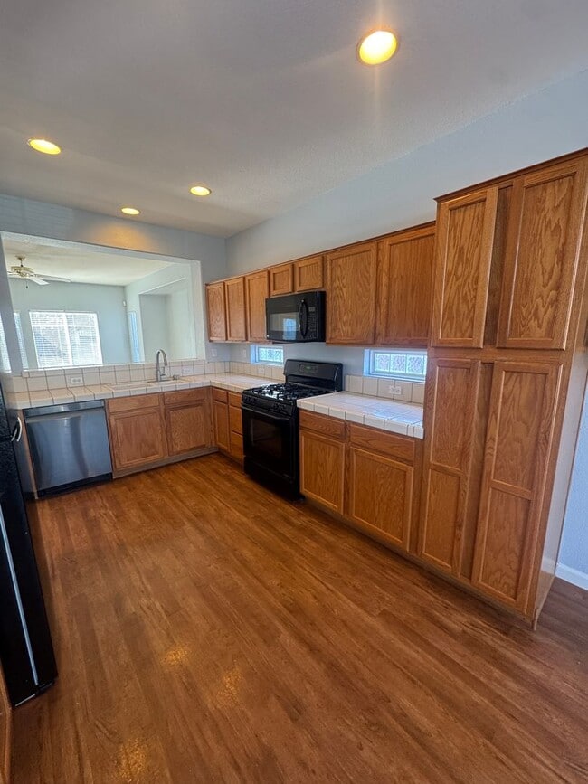 Building Photo - THREE BEDROOM TWO BATH SINGLE STORY HOME SEE VIDEO