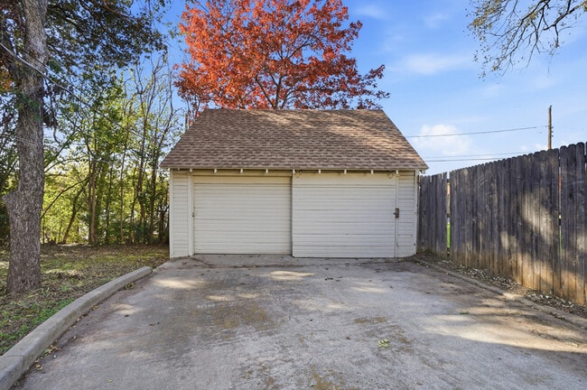 Building Photo - 2608 Highview Terrace