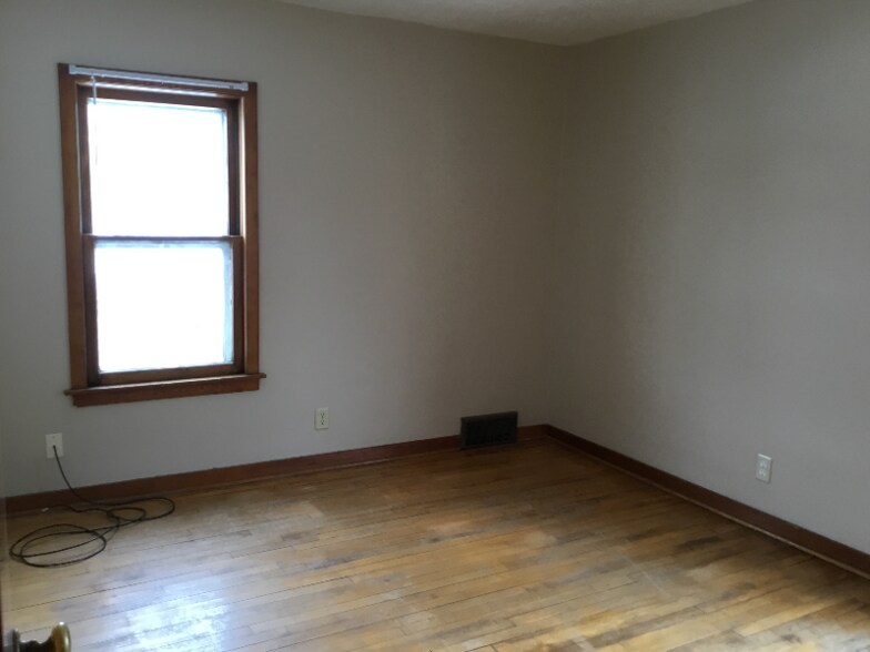 Building Photo - 458 3rd St NE