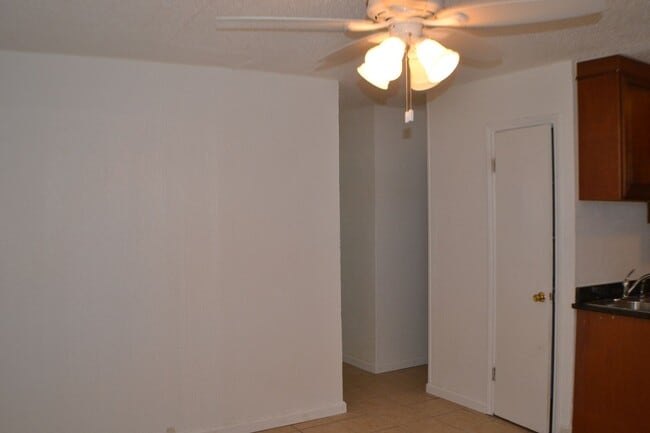Building Photo - Half Duplex 2 Bedrooms 1 Bath For Lease in...