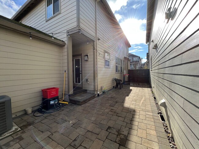Building Photo - Lovely 3 Bed + 2.5 Bath in Bethany Creek F...