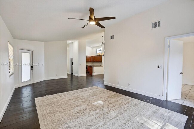 Building Photo - 581 Lakeside Cir