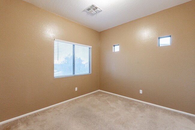 Building Photo - Three Beds & 2.5 Baths - Move Right In!