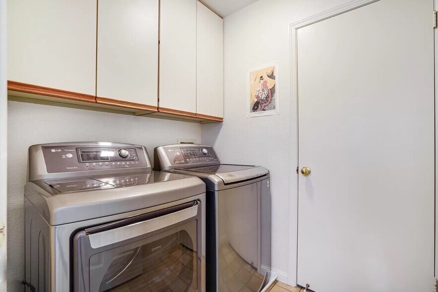 Building Photo - 3056 Lakemont Dr