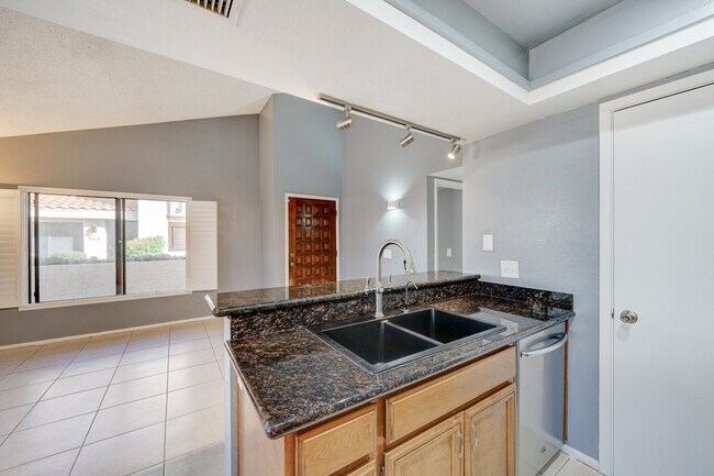 Building Photo - 755 E Lola Dr