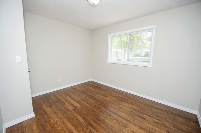 Building Photo - Privacy Fenced, 3 bed 3 bath in South Springfield (Ask about our special)