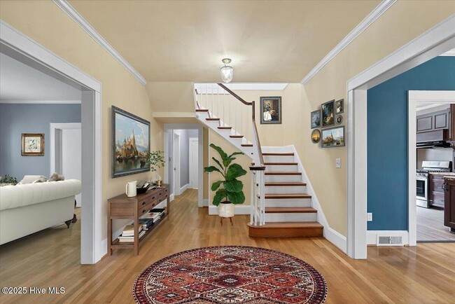 Building Photo - 300 Dogwood Ln