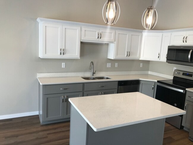 Building Photo - 3 Bed 3 Bath Twin Home