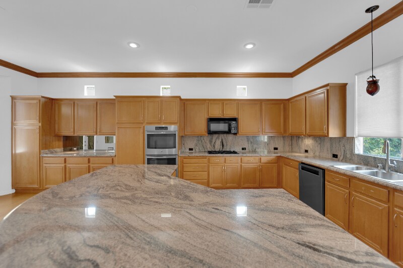 Building Photo - 10390 Stanberry Ave
